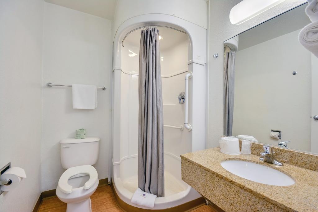 Rodeway Inn Tillmans Corner Zimmer foto
